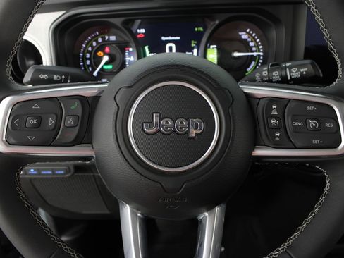 Used 2025 Jeep Wrangler Unlimited Sahara AWD/4WD image 12