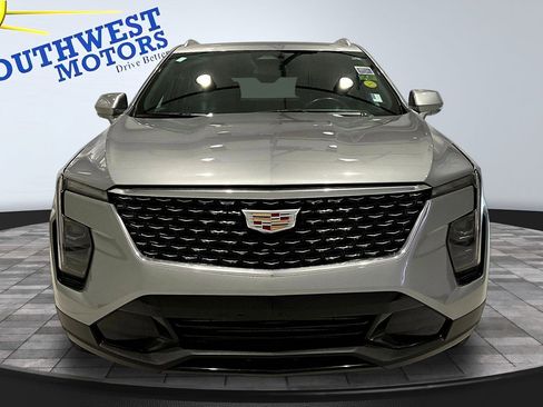 Used 2024 Cadillac XT4 Premium Luxury image 2