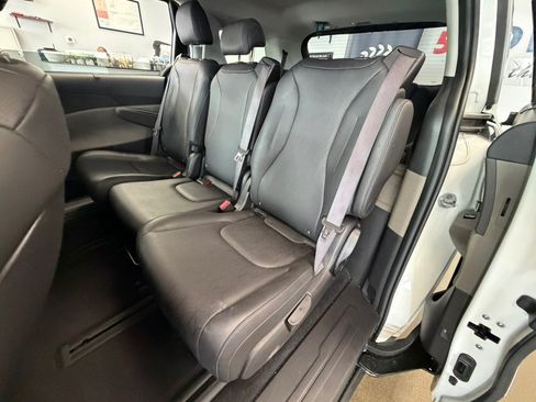 Used 2025 Kia Carnival EX FWD image 30