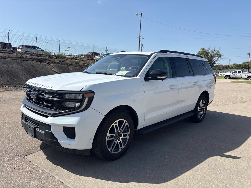 Used 2025 Ford Expedition Max Active AWD/4WD image 3
