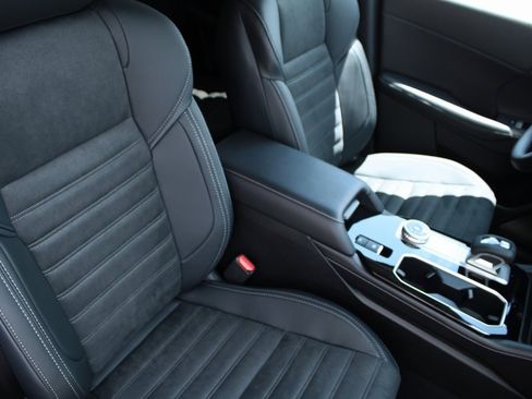 New 2025 Mitsubishi Outlander SE image 8