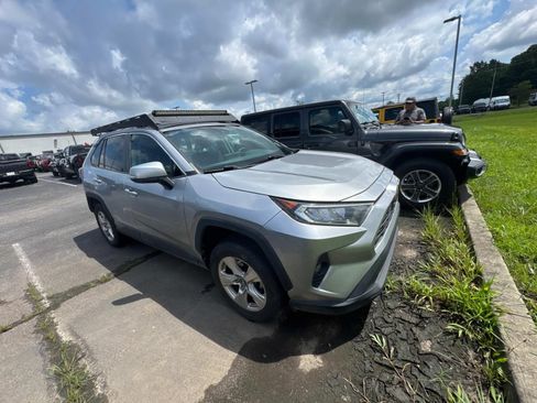 Used 2020 Toyota RAV4 XLE w/ Convenience Package AWD/4WD image 5