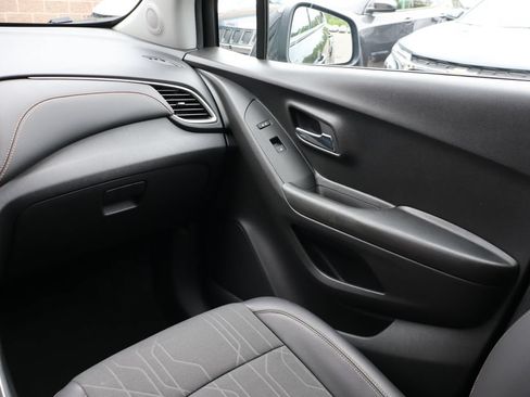 Used 2022 Chevrolet Trax LT w/ LT Convenience Package AWD/4WD image 35