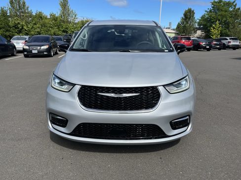 Used 2024 Chrysler Pacifica Touring-L FWD image 8