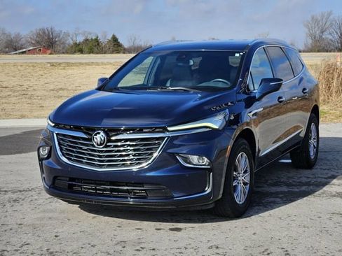 Used 2023 Buick Enclave Essence image 3