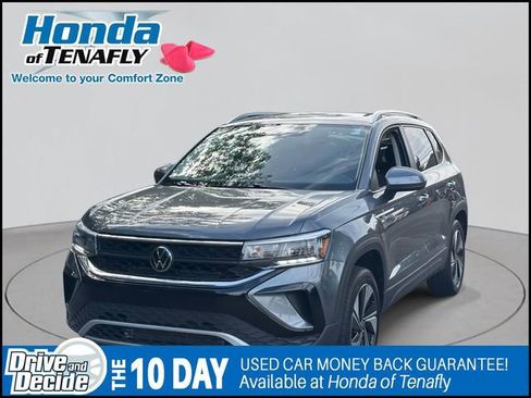 Used 2024 Volkswagen Taos SE image 2