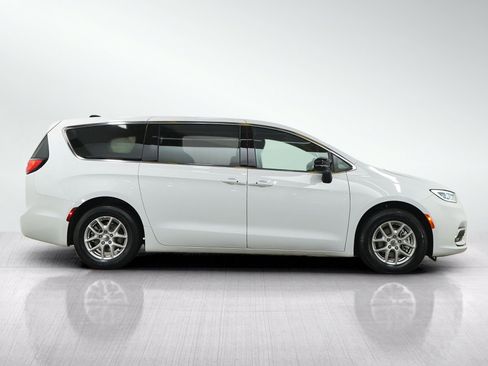 Used 2025 Chrysler Pacifica Select FWD image 6