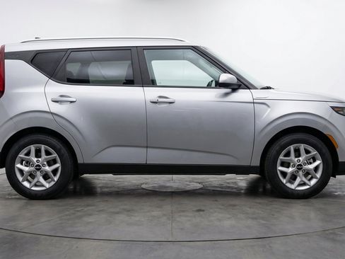 Used 2025 Kia Soul LX w/ LX Technology Package FWD image 11