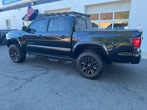Used 2018 Toyota Tacoma TRD Sport AWD/4WD image 2