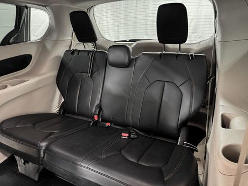 Used 2018 Chrysler Pacifica Touring-L Plus FWD image 9