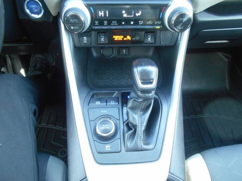 Used 2021 Toyota RAV4 XLE w/ Convenience Package image 12