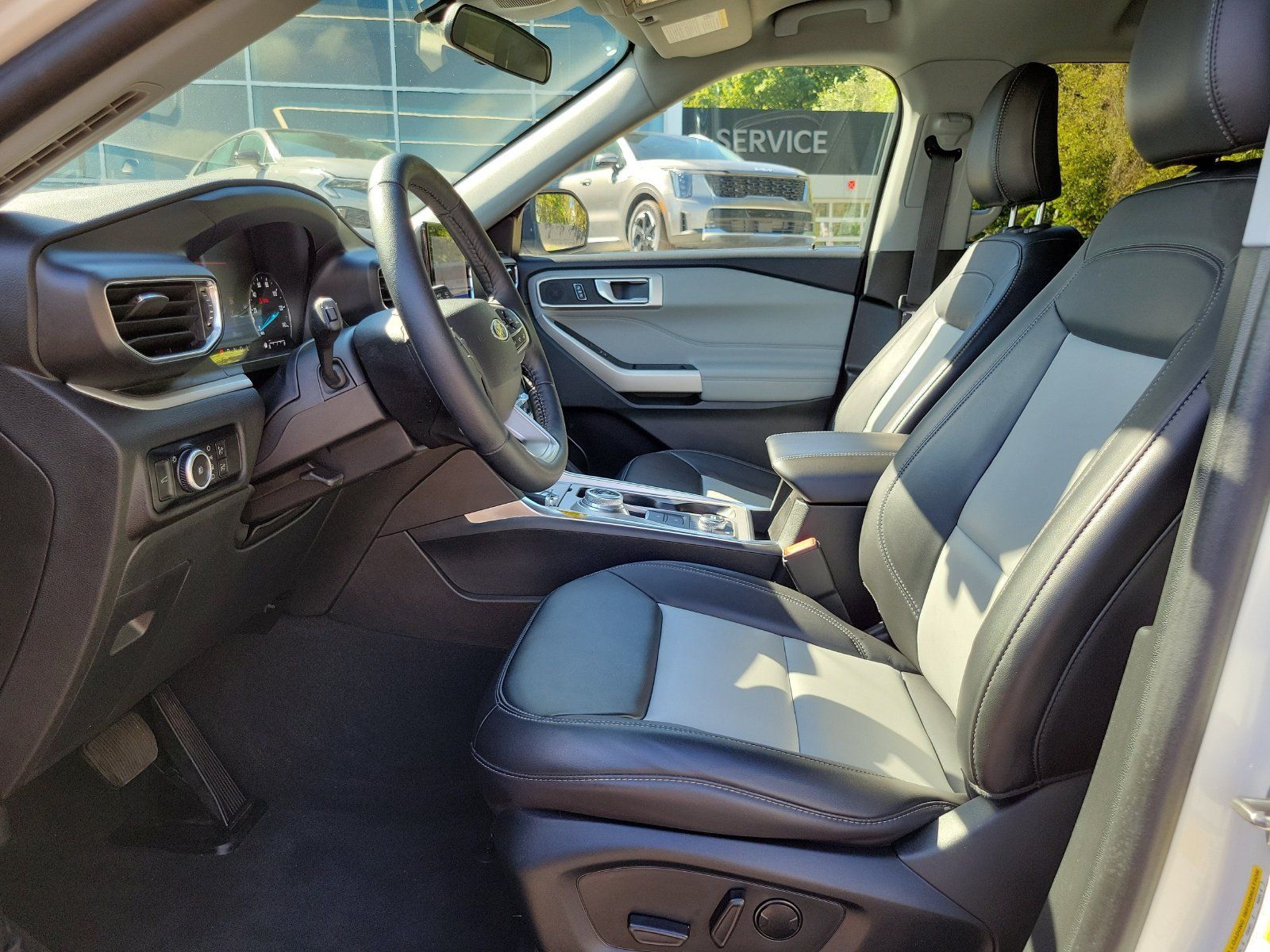 Used 2023 Ford Explorer XLT w/ Equipment Group 202A AWD/4WD image 9