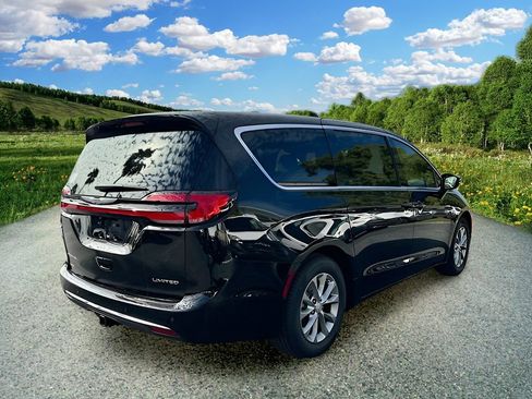 New 2026 Chrysler Pacifica Limited w/ Trailer Tow Group FWD image 4