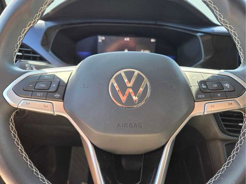 Used 2022 Volkswagen Taos SE image 32
