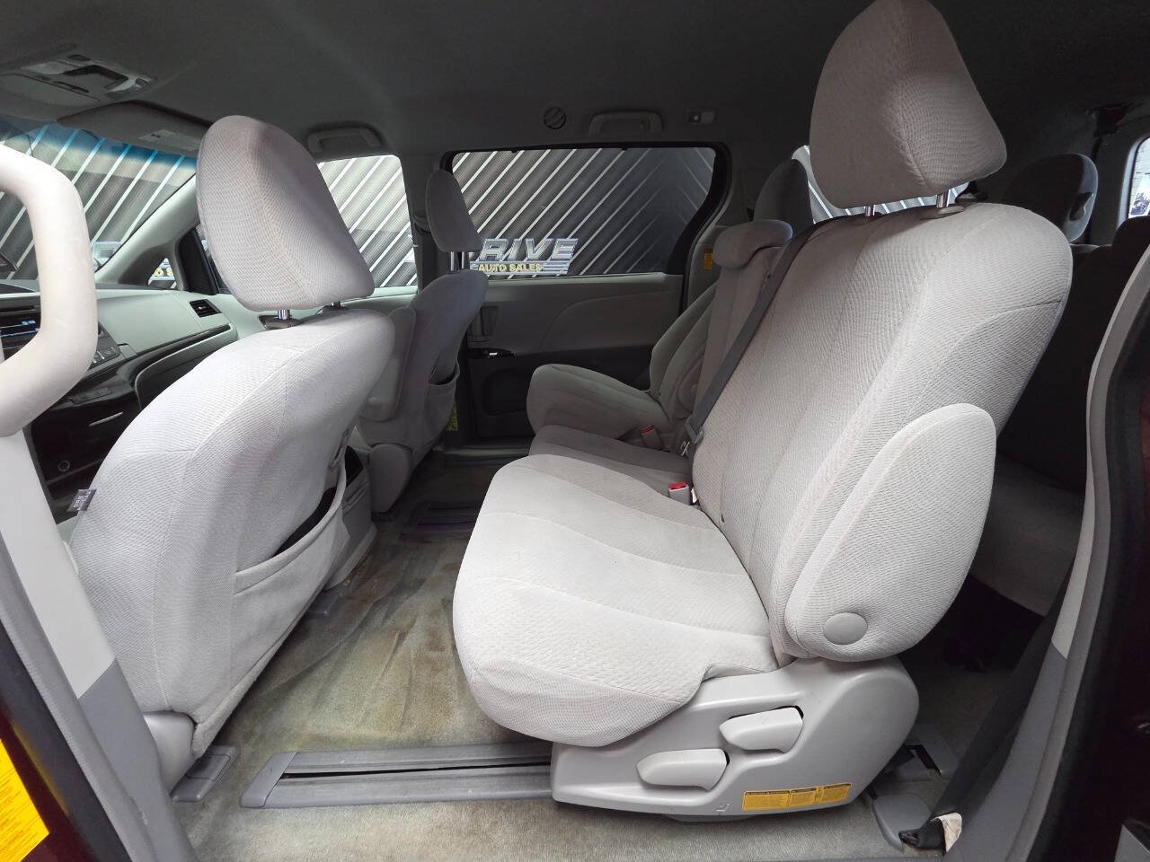 Used 2014 Toyota Sienna LE FWD image 28