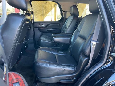 Used 2011 Cadillac Escalade Luxury image 15