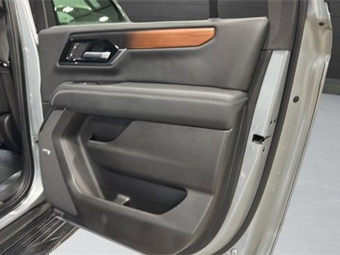 Used 2025 GMC Yukon XL Denali image 33