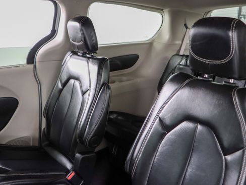 Used 2024 Chrysler Pacifica Touring-L FWD image 24