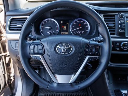 Used 2017 Toyota Highlander XLE w/ Protection Package #3 AWD/4WD image 18