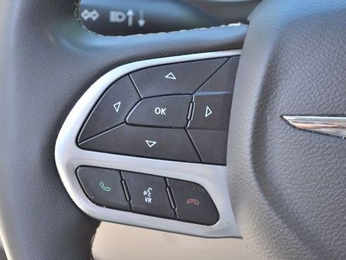 Used 2022 Chrysler Pacifica Touring-L FWD image 20