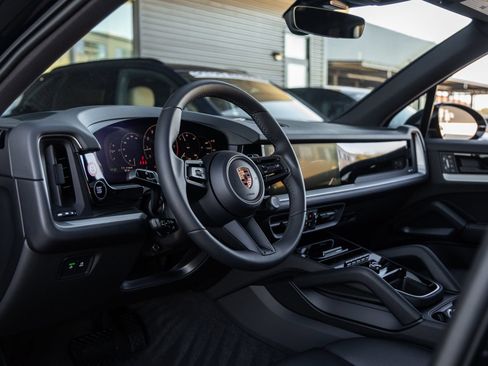Certified 2026 Porsche Cayenne AWD/4WD image 4
