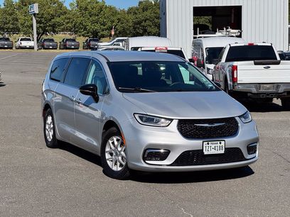 Used 2024 Chrysler Pacifica Touring-L