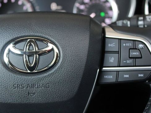 Used 2025 Toyota Highlander XLE AWD/4WD image 35