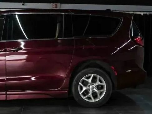 Used 2018 Chrysler Pacifica Touring Plus w/ Tire & Wheel Group FWD image 16