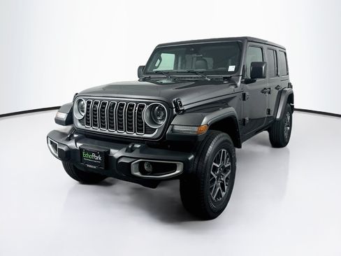Used 2025 Jeep Wrangler Unlimited Sahara w/ Technology Group AWD/4WD image 3