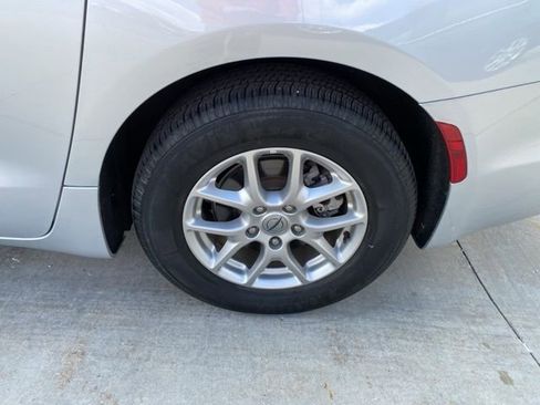 Used 2024 Chrysler Pacifica Touring-L image 12