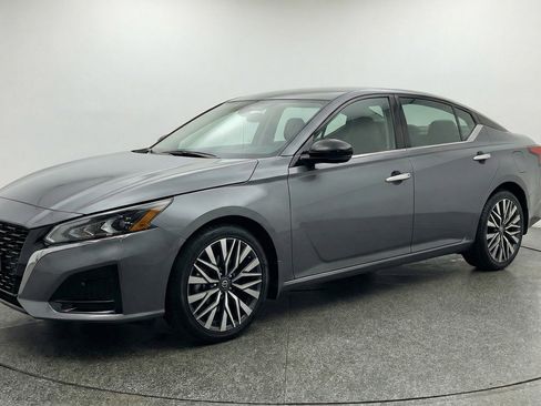 Used 2025 Nissan Altima 2.5 SV image 3