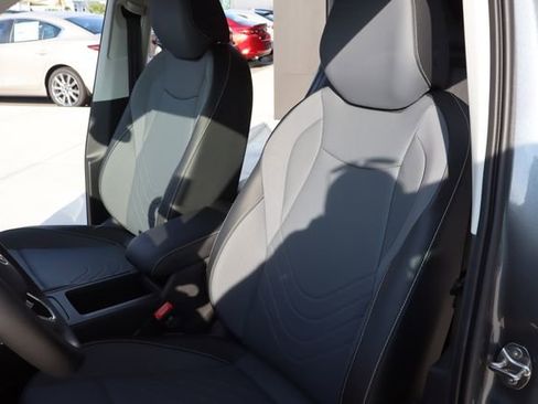Used 2025 Volkswagen Tiguan SE FWD image 13