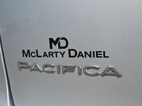 Used 2024 Chrysler Pacifica Touring-L image 9