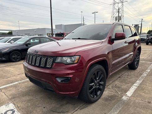 Used 2017 Jeep Grand Cherokee Altitude AWD/4WD image 4