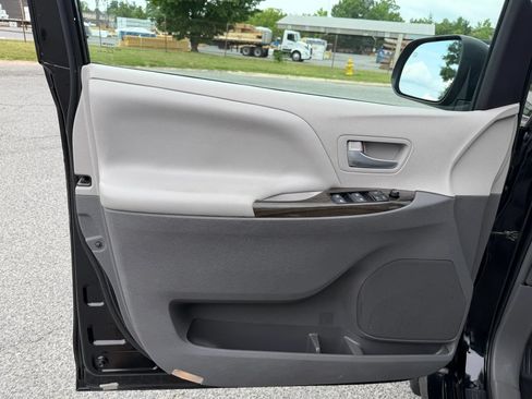 Used 2018 Toyota Sienna XLE w/ XLE Navigation Package AWD/4WD image 3