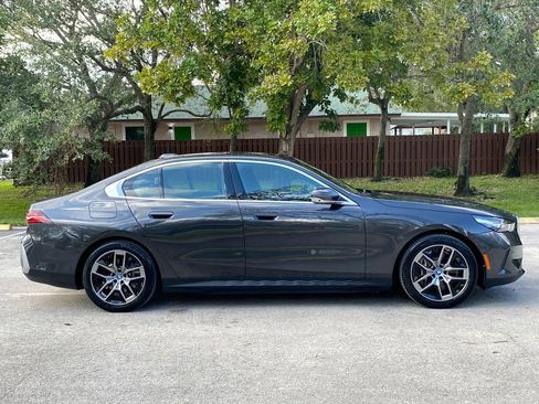 Used 2025 BMW i5 eDrive40i w/ Premium Package image 9