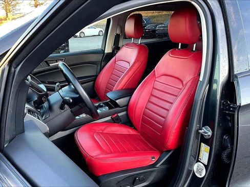 Used 2020 Ford Edge SE image 15