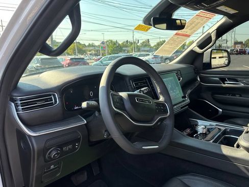 Used 2022 Jeep Wagoneer Series II AWD/4WD image 18