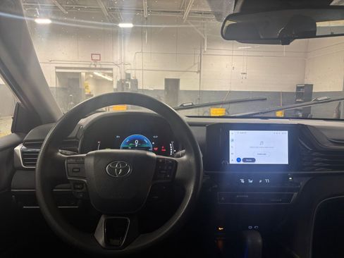 Used 2025 Toyota Camry LE image 34
