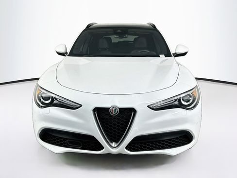 Used 2023 Alfa Romeo Stelvio Ti AWD/4WD image 2