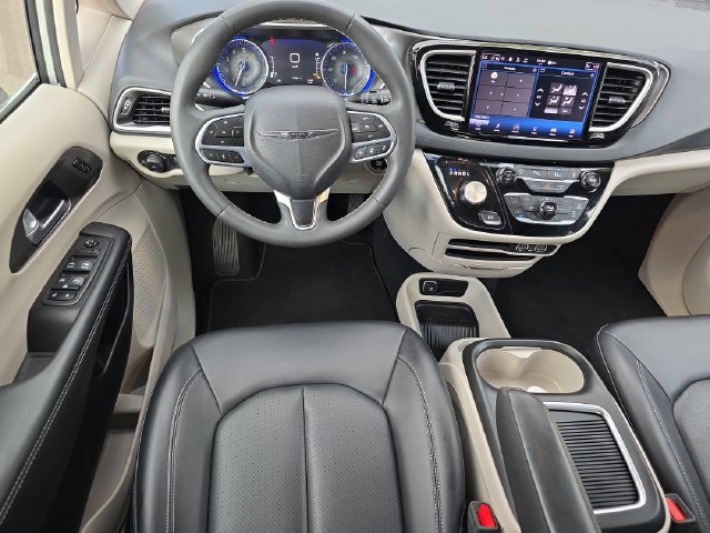 Used 2024 Chrysler Pacifica Touring-L FWD image 13
