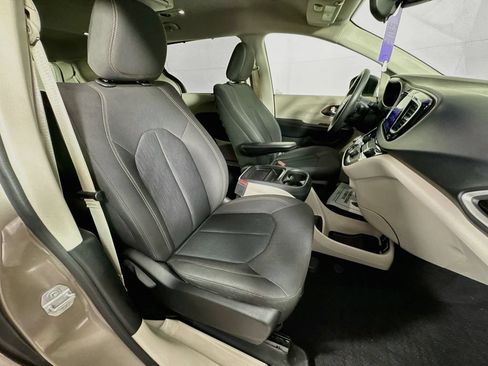 Used 2017 Chrysler Pacifica Touring Plus w/ Tire & Wheel Group FWD image 36