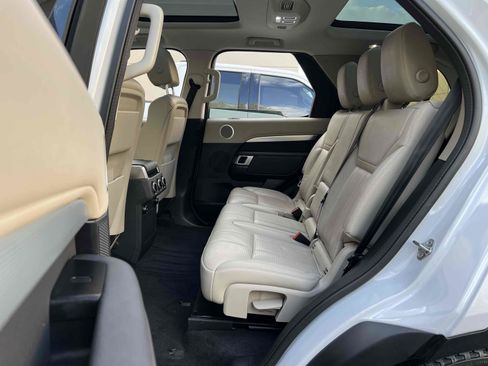 Used 2020 Land Rover Discovery Landmark image 5