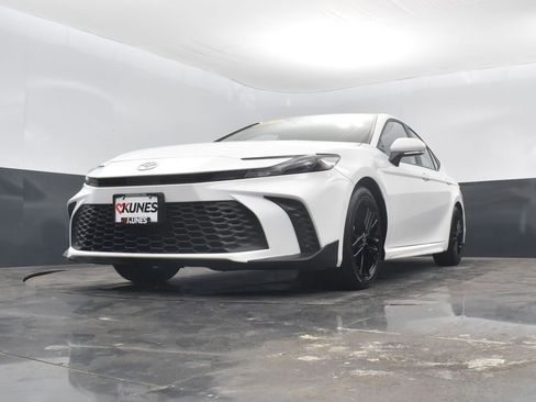Used 2025 Toyota Camry SE image 51