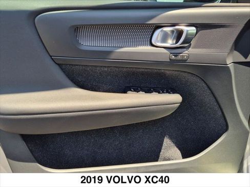 Used 2019 Volvo XC40 T5 R-Design AWD/4WD image 10