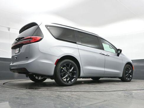 New 2026 Chrysler Pacifica Select w/ S Appearance Package AWD/4WD image 39