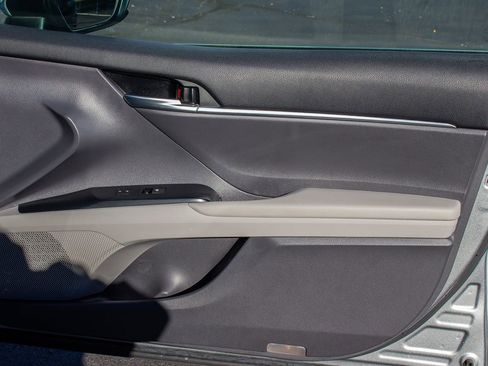 Used 2019 Toyota Camry LE image 20