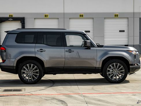 Used 2025 Lexus GX 550 w/ Accessory Package (Z1) image 19