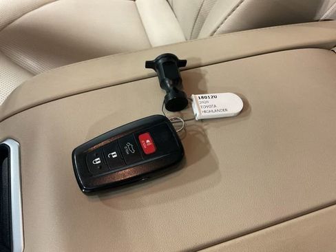 Used 2020 Toyota Highlander Limited image 24