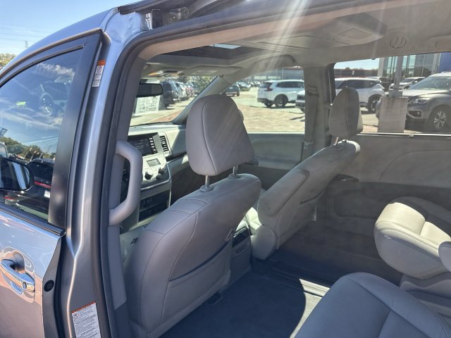 Used 2019 Toyota Sienna XLE Premium FWD image 26